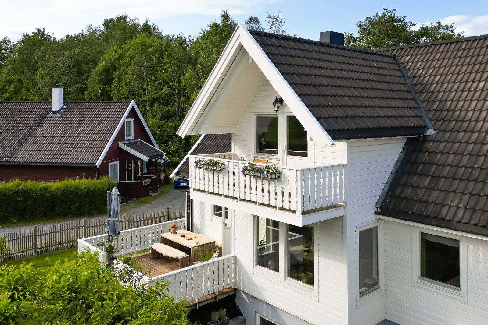 Begge terrassene ligger sydvestvendt og har gode solforhold