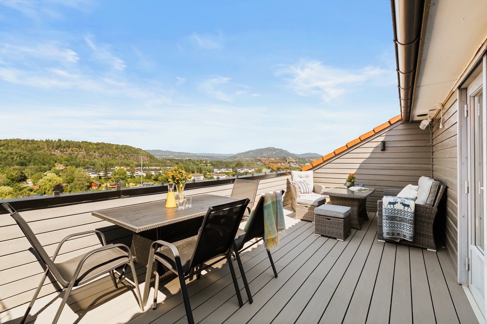Privat takterrasse på hele 20kvm med god plass til ulike utemøbler og grill, samt gode solforhold uten innsyn