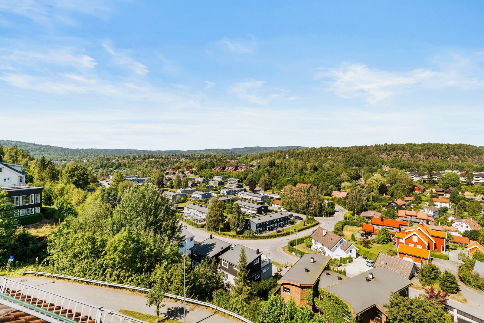 Leiligheten ligger på attraktive Slependen med store fine uteområder og kort avstand til alt du trenger i hverdagen
