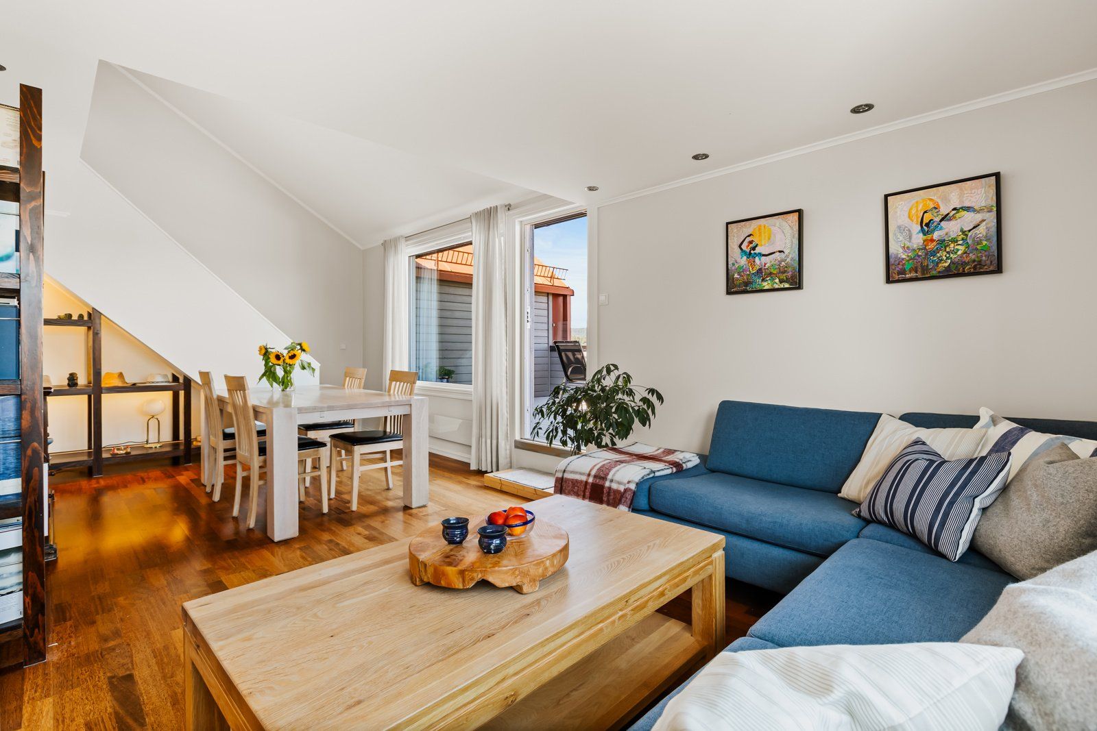 Den lyse og hyggelig stuen har en god planløsning med god plass til sofa, spisebord og annet møblement