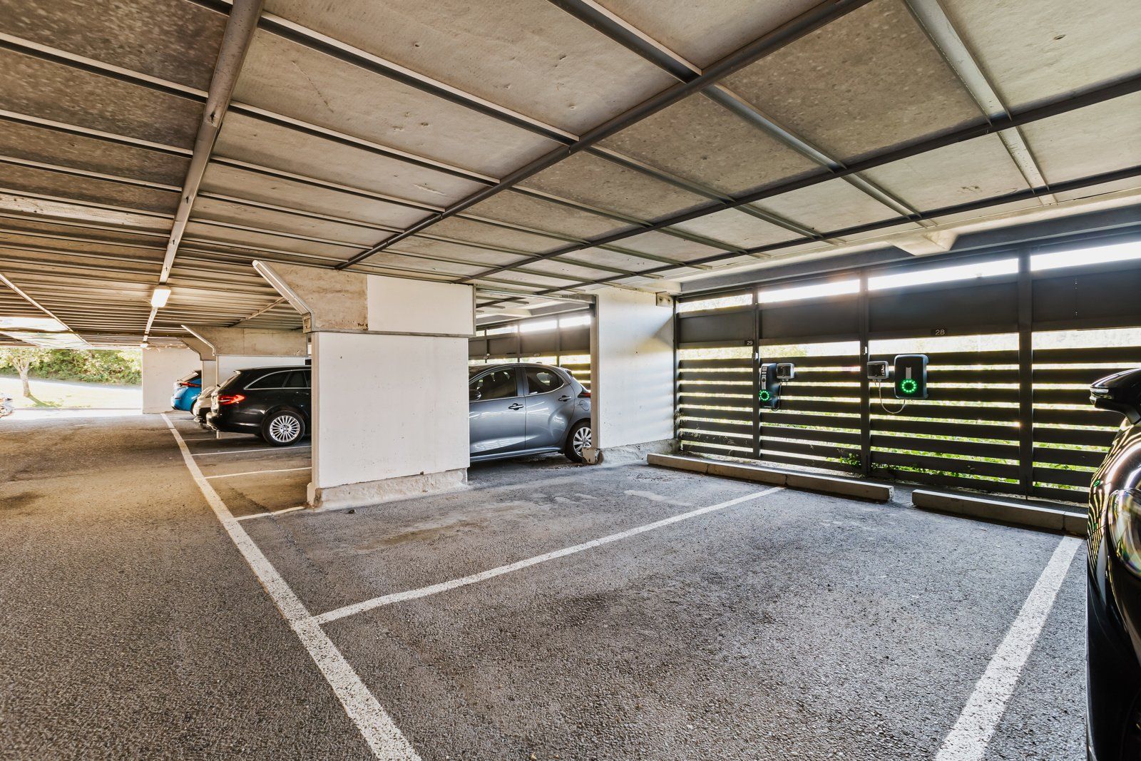 Det medfølger en fast parkeringsplass med el-bil lader i felles garasjenalegg