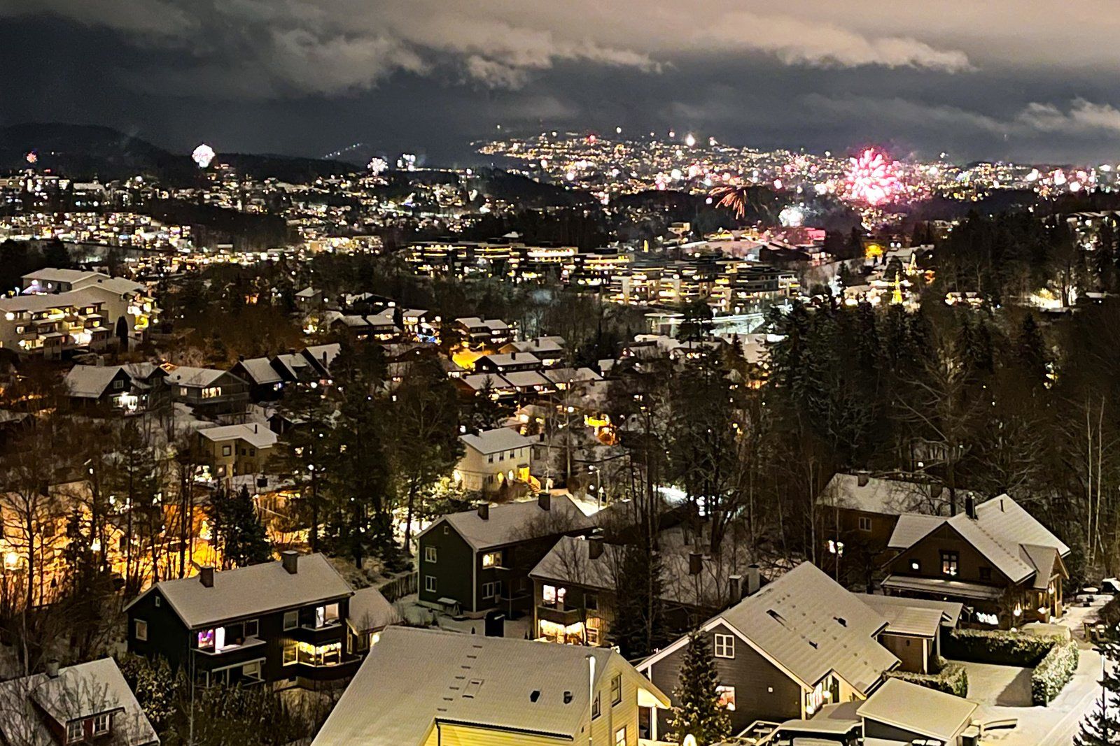 Selgers eget bilde fra nyttårsaften som er tatt utover den flotte utsikten fra takterrassen