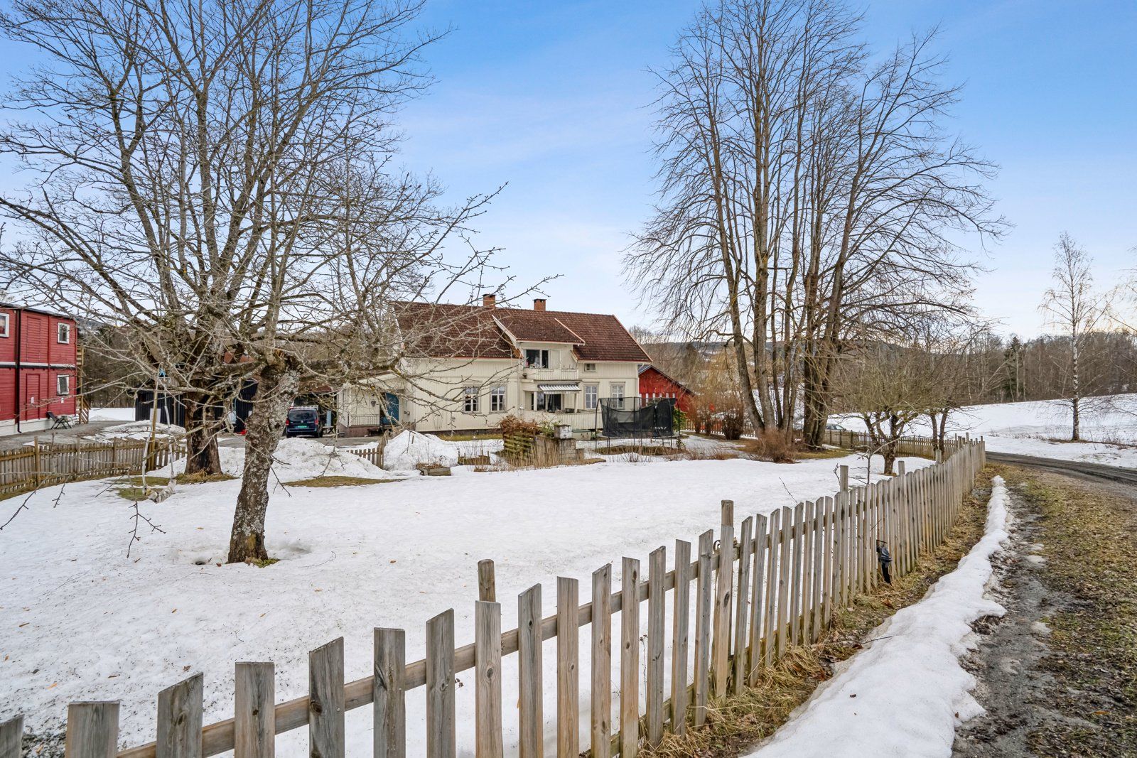 Beboelseshuset med hage rundt