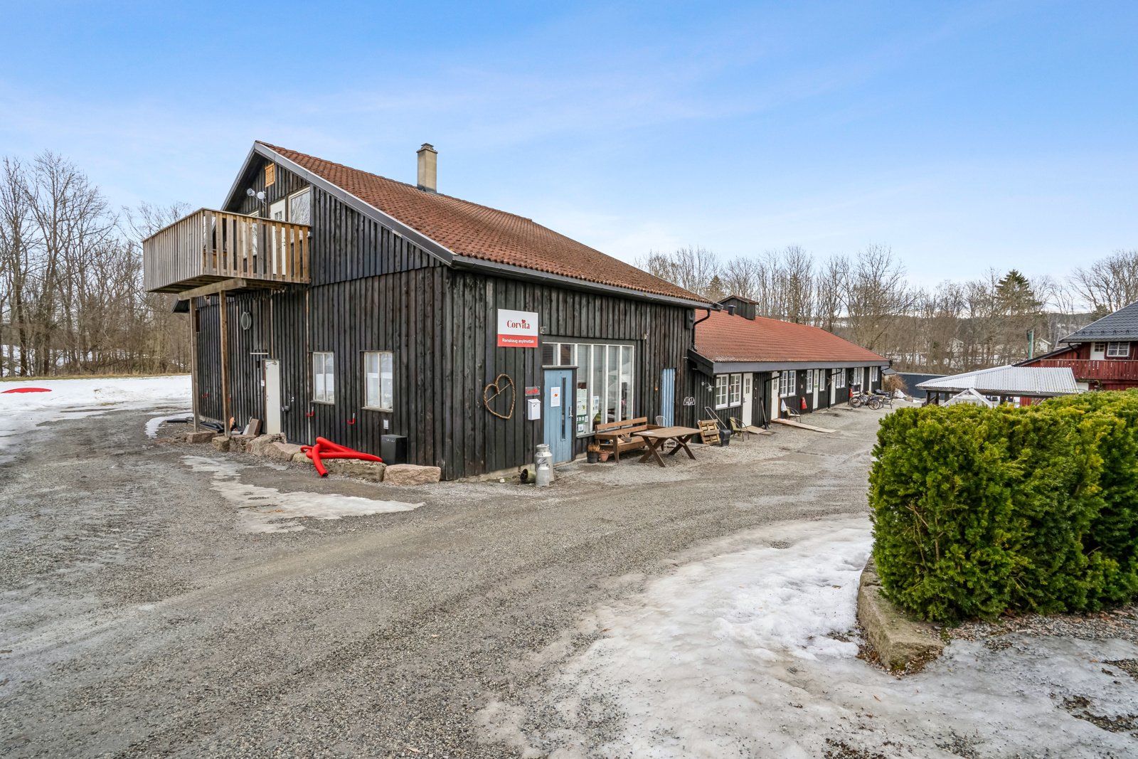 Administrasjonsbygg med kontorer og overnattingsrom samt fyrhus. Resepsjon, kontorer, 10 beboelsesrom med flere senger. 