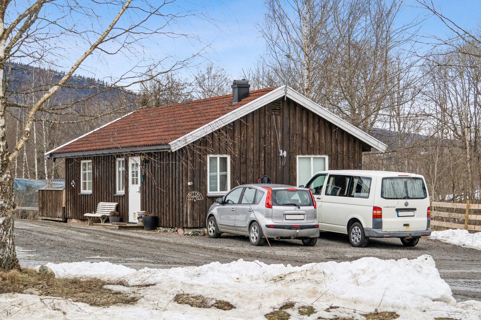 Dagskole/adminstrasjonsbygg med stue, kjøkken, bad og to soverom