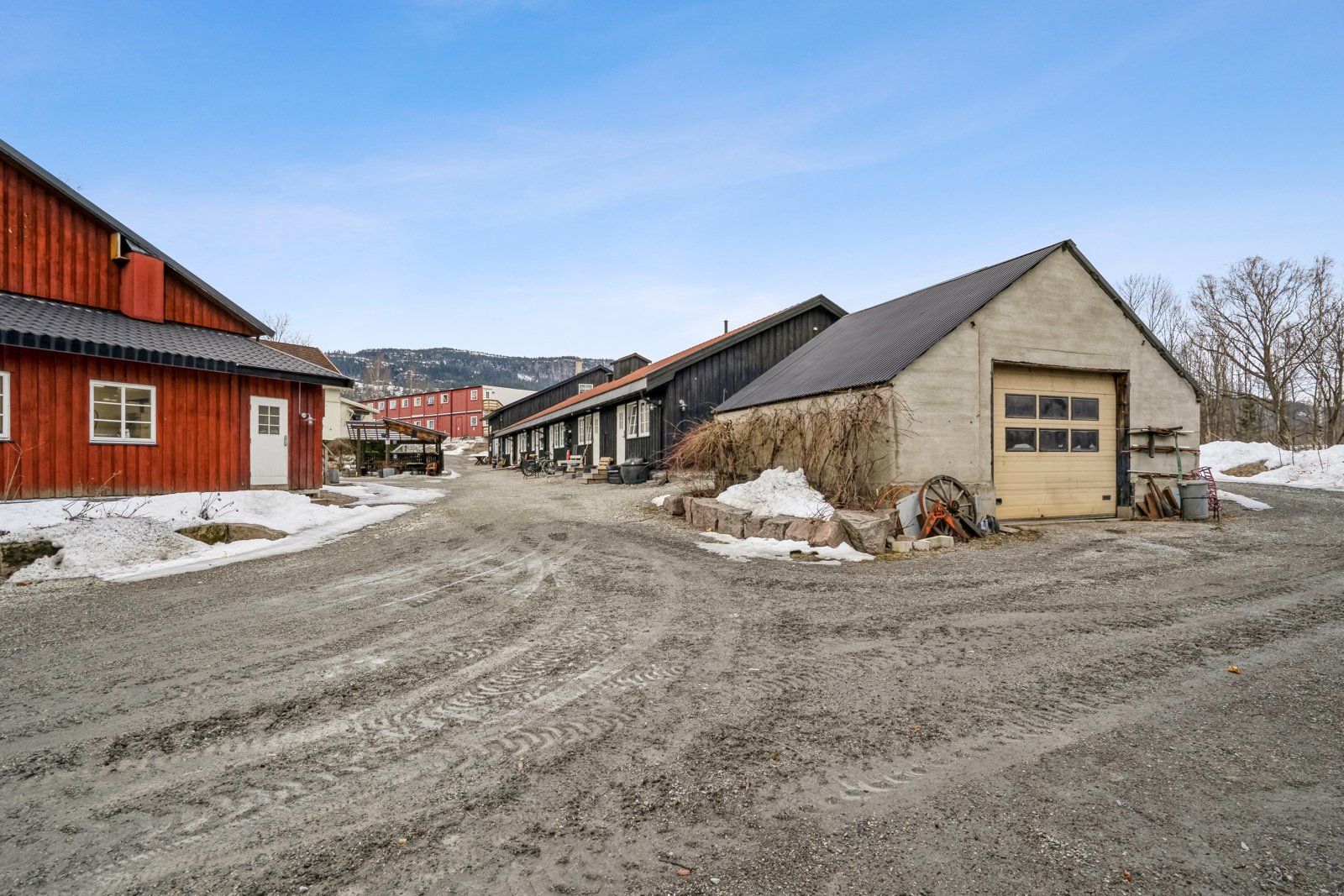 Nedenfor administrasjonsbygget med kontorer og overnattingsrom samt fyrhus.