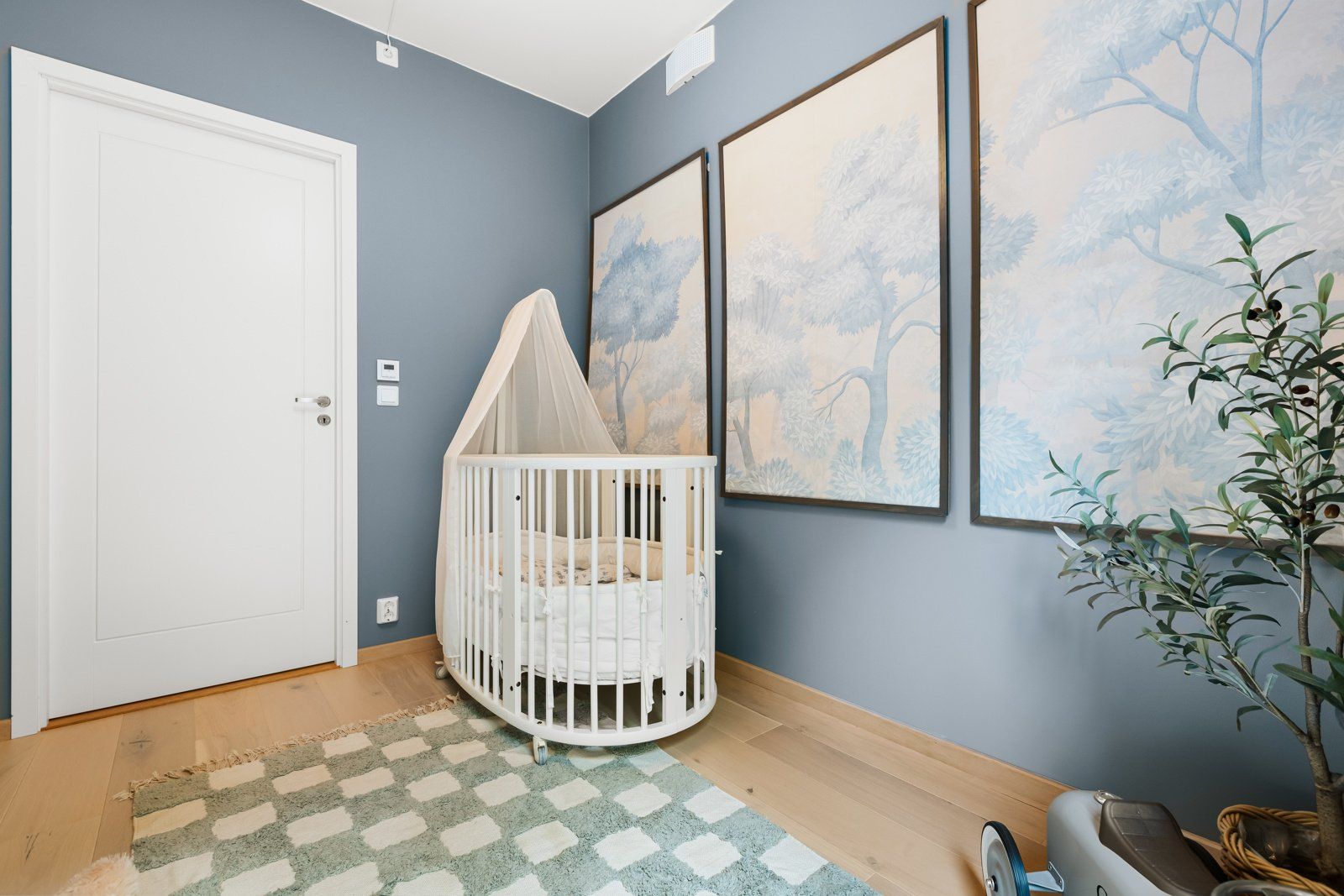 Her er det også fint plass til seng, garderobe og tilhørende møblement