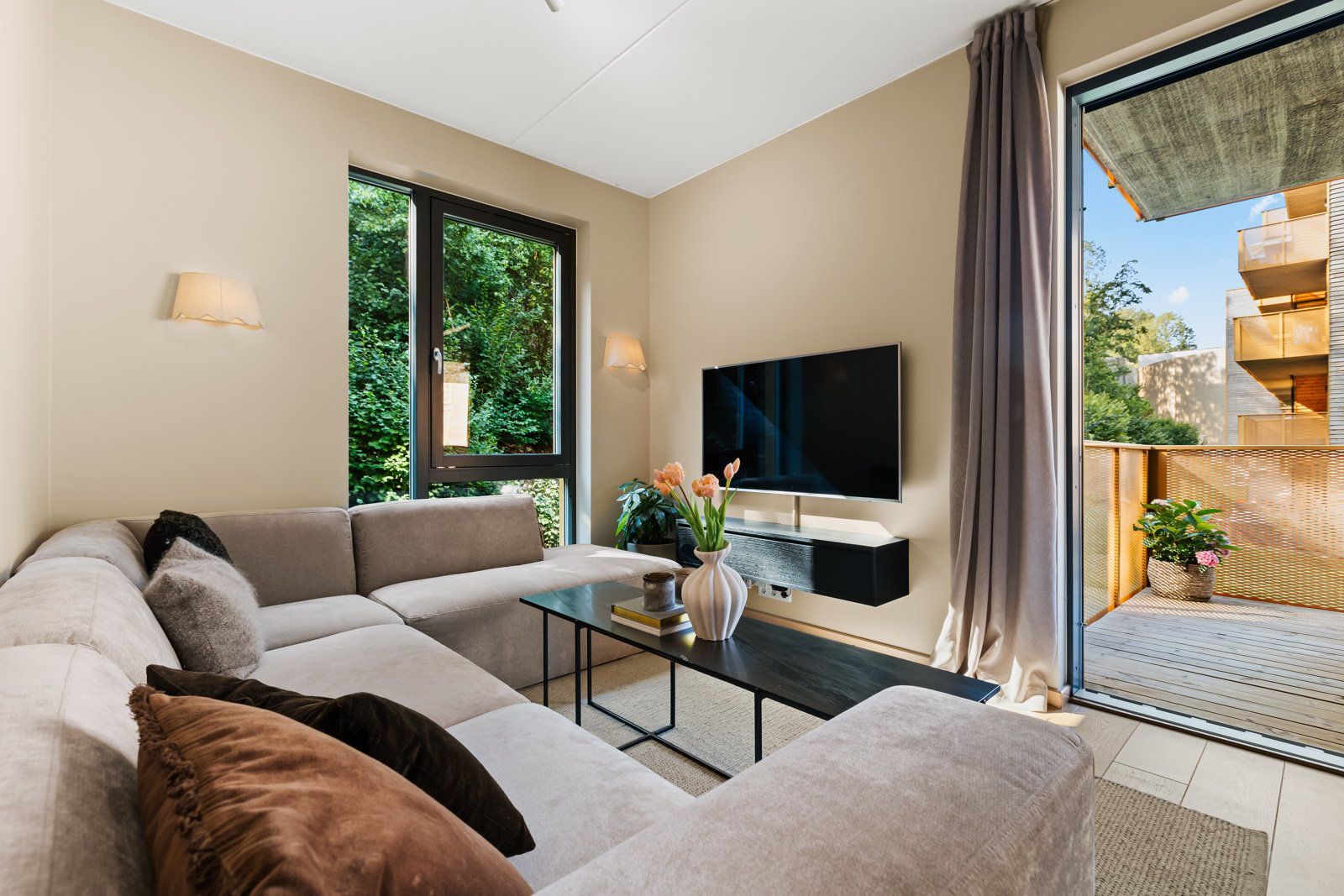 TV-krok med plass til sofagruppe, stuebord, TV og annen stueinnredning