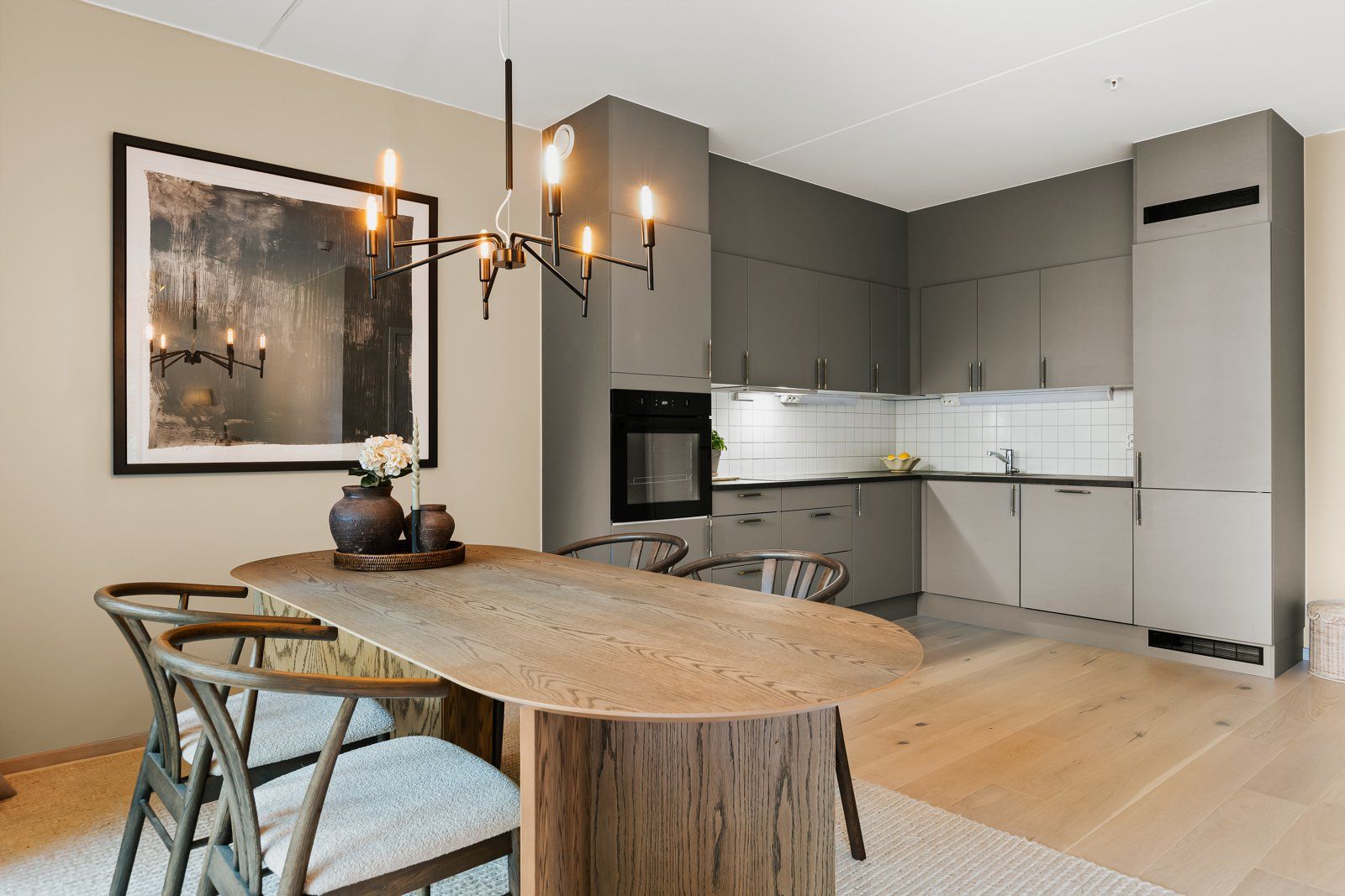 Den lyse og hyggelig stuen har en god planløsning med god plass til sofa, spisebord og annet møblement