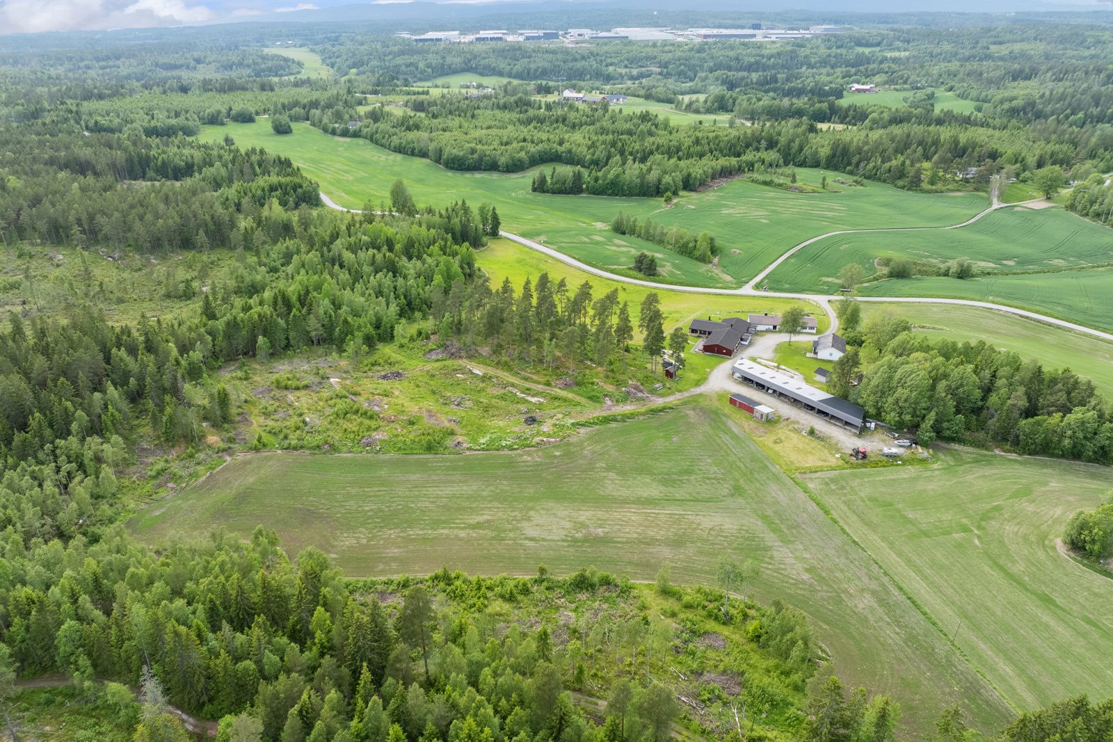 Godkjent for oppføring av driftsbygning/stall/ridehus