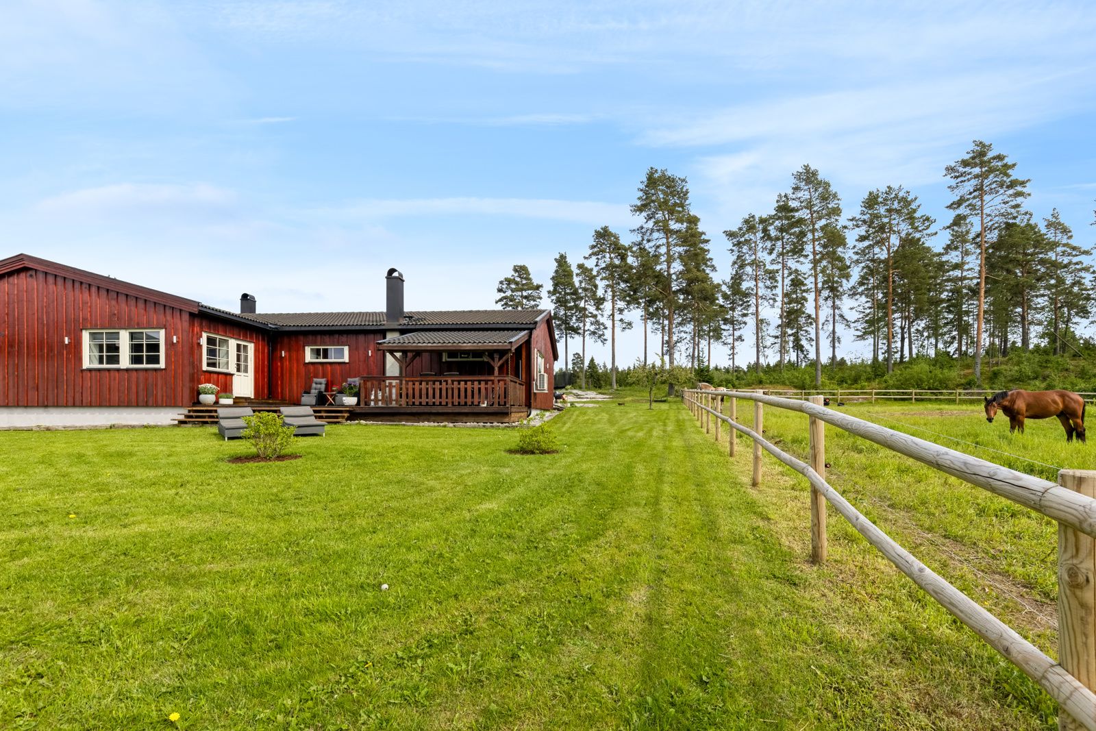 Uteområdene inkluderer to solrike uteplasser/terrasser for hoveddelen og en for tilleggsdelen