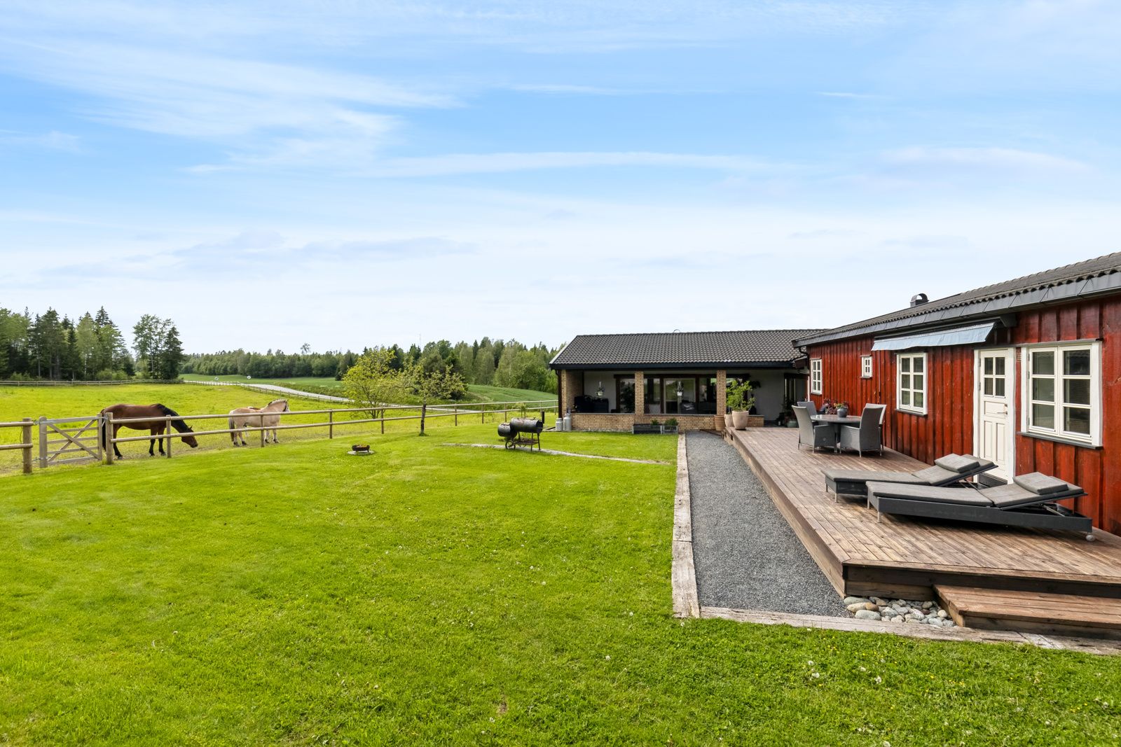 Flott uteområde med terrasser og opparbeidet hage.
