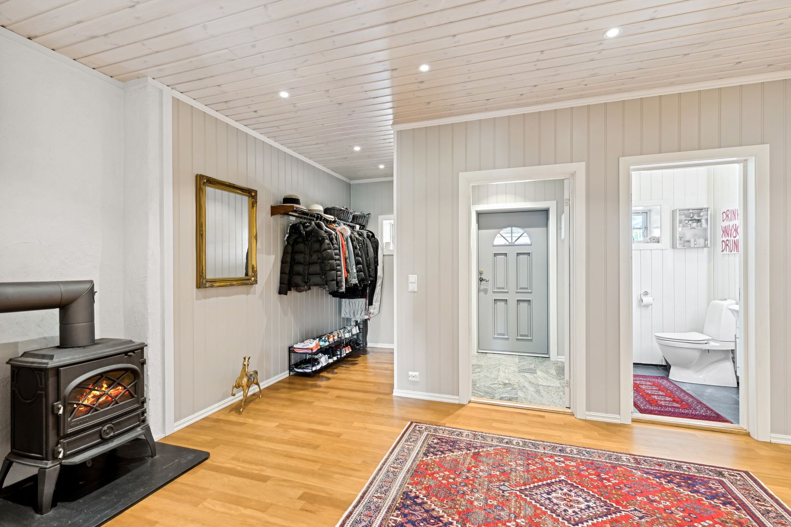 Romslig hall med entre og wc