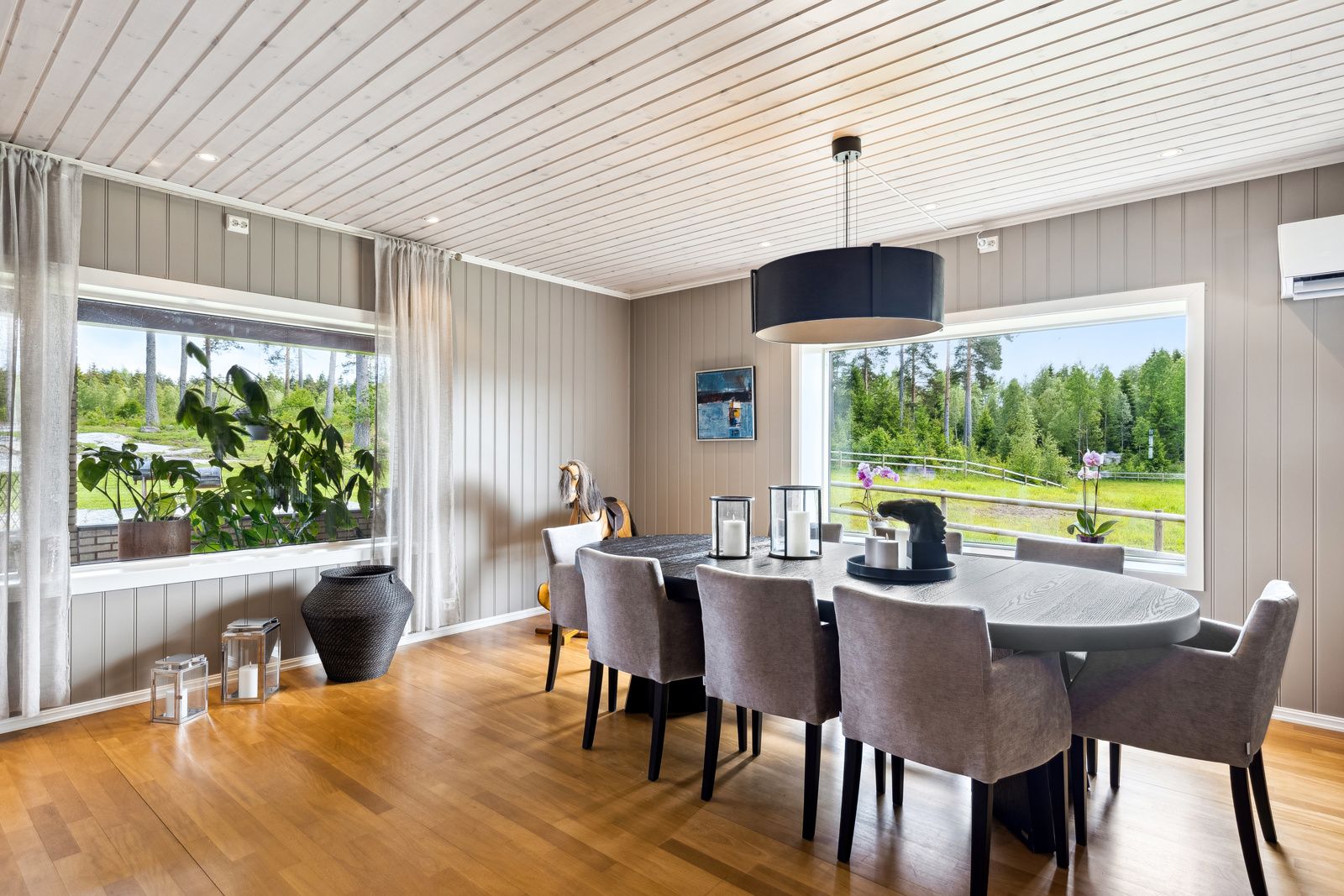 Fra spisestuen ser du hestene beite på jordet