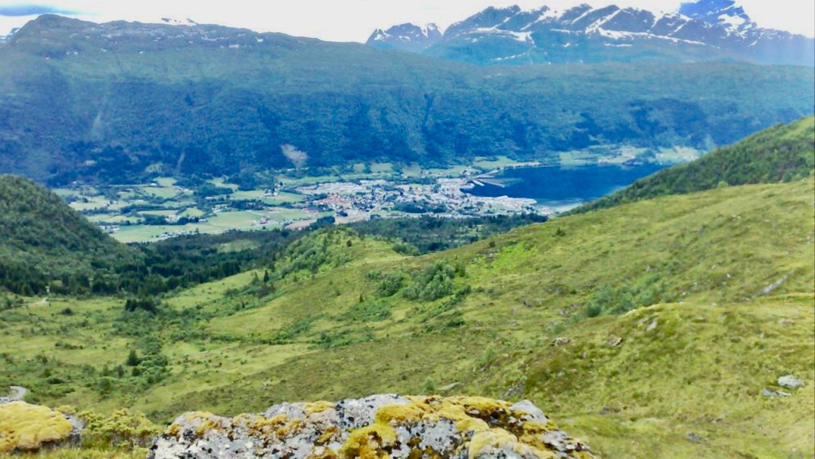 Utsikt fra Stigane (setra) over Nordfjordeid sentrum