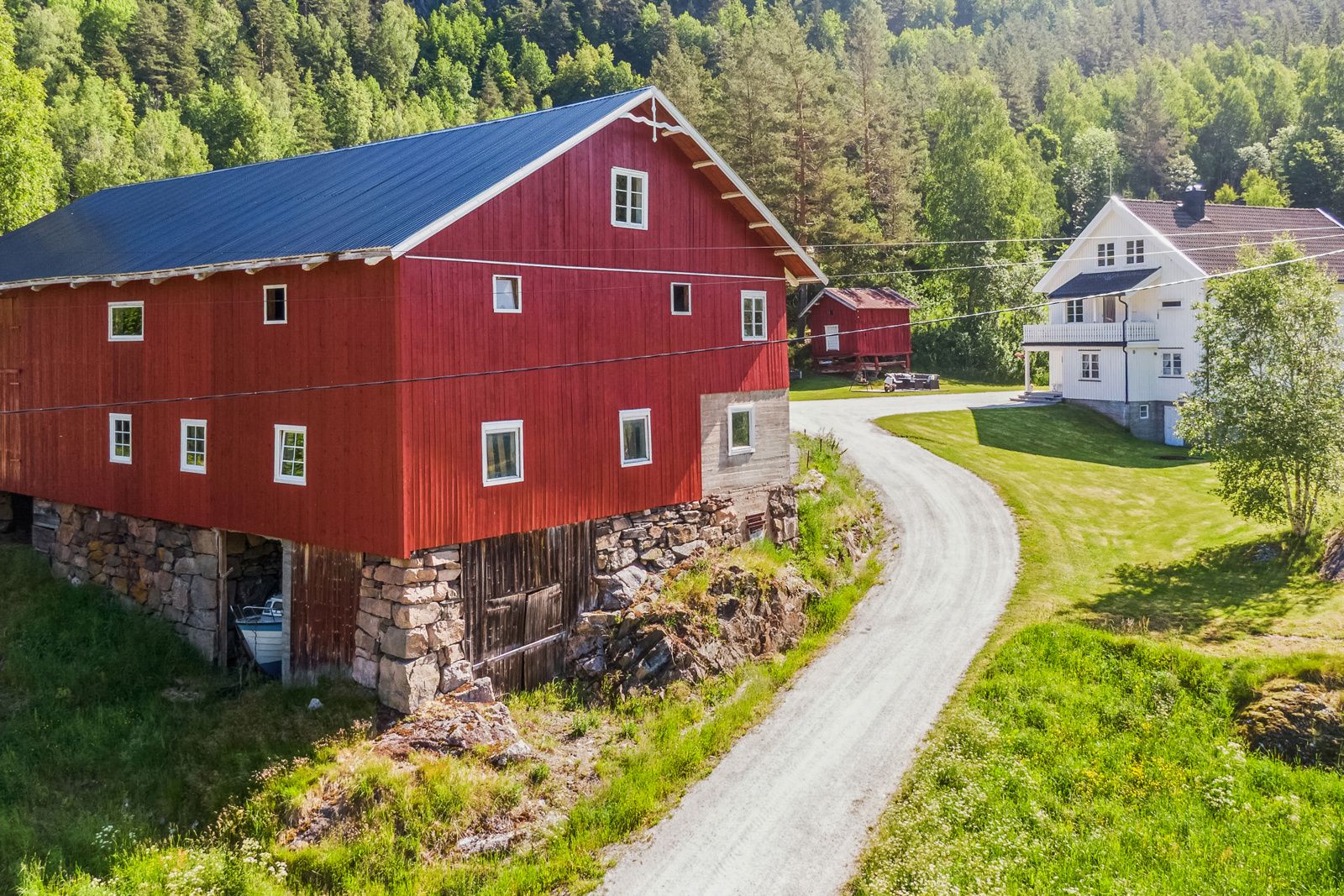 Eiendommen har adkomst fra riksvei og ca. 100 meter gårdsvei opp til våningshuset