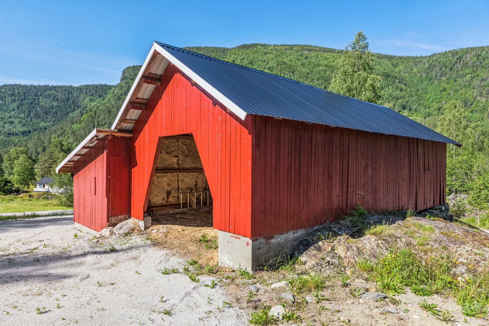Det gamle vognskjuler fungerer fint som et lager og vedskjul