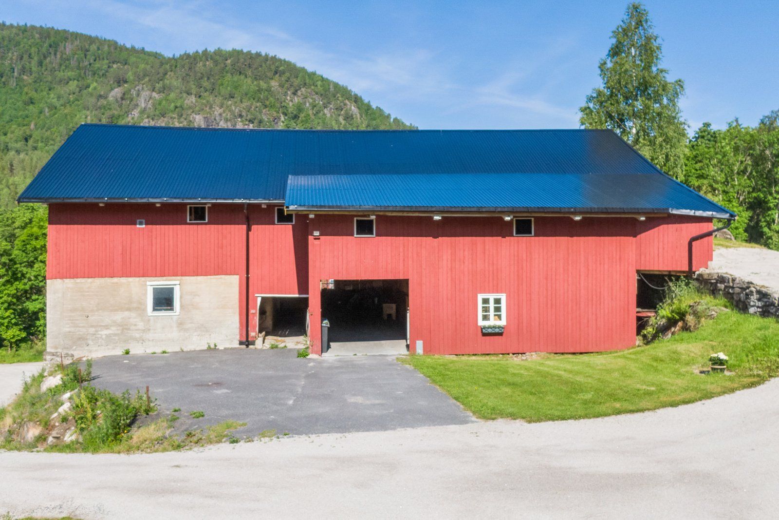 Låven går over tre plan pluss møkkakjeller og har vært benyttet som fjøs og lager