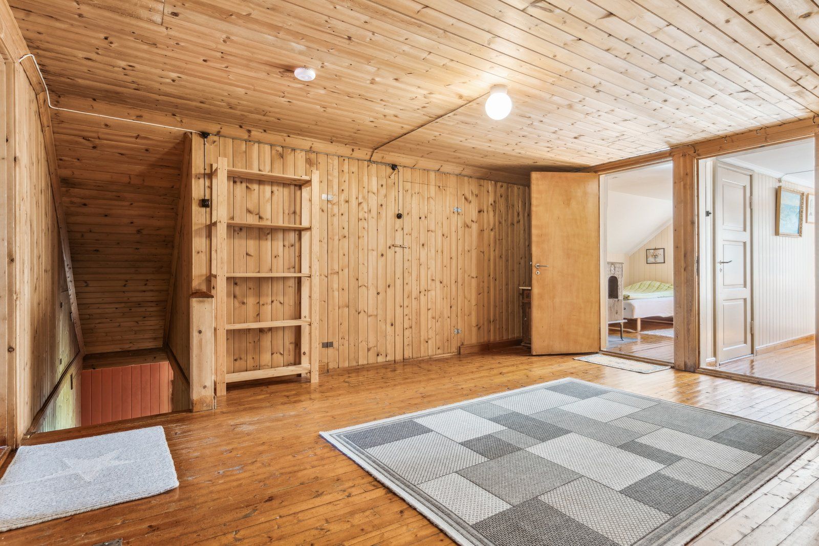 Loftsetasjen har 4 soverom og en romslig hall