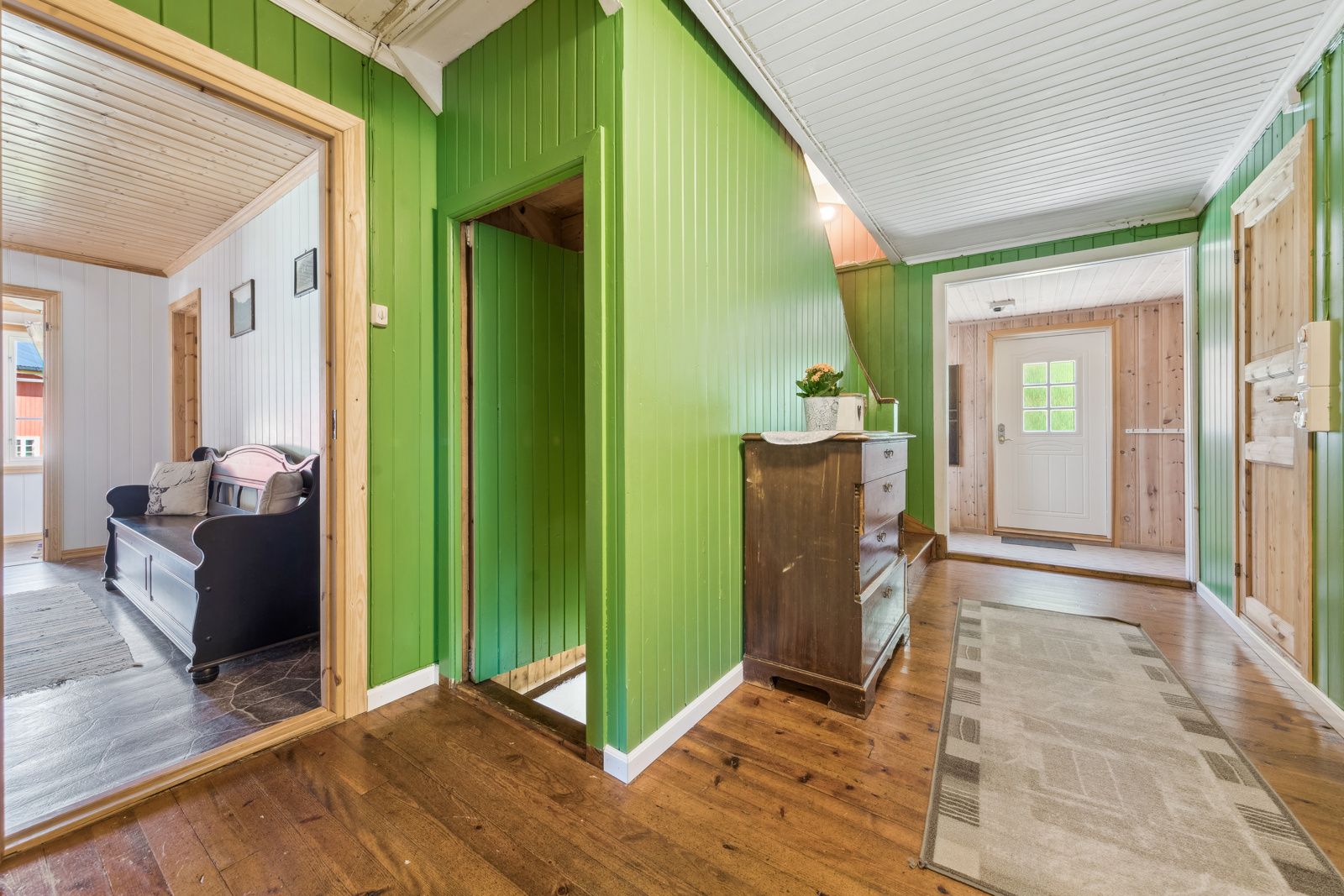 Hallen har det videre til kjeller og oppover i huset
