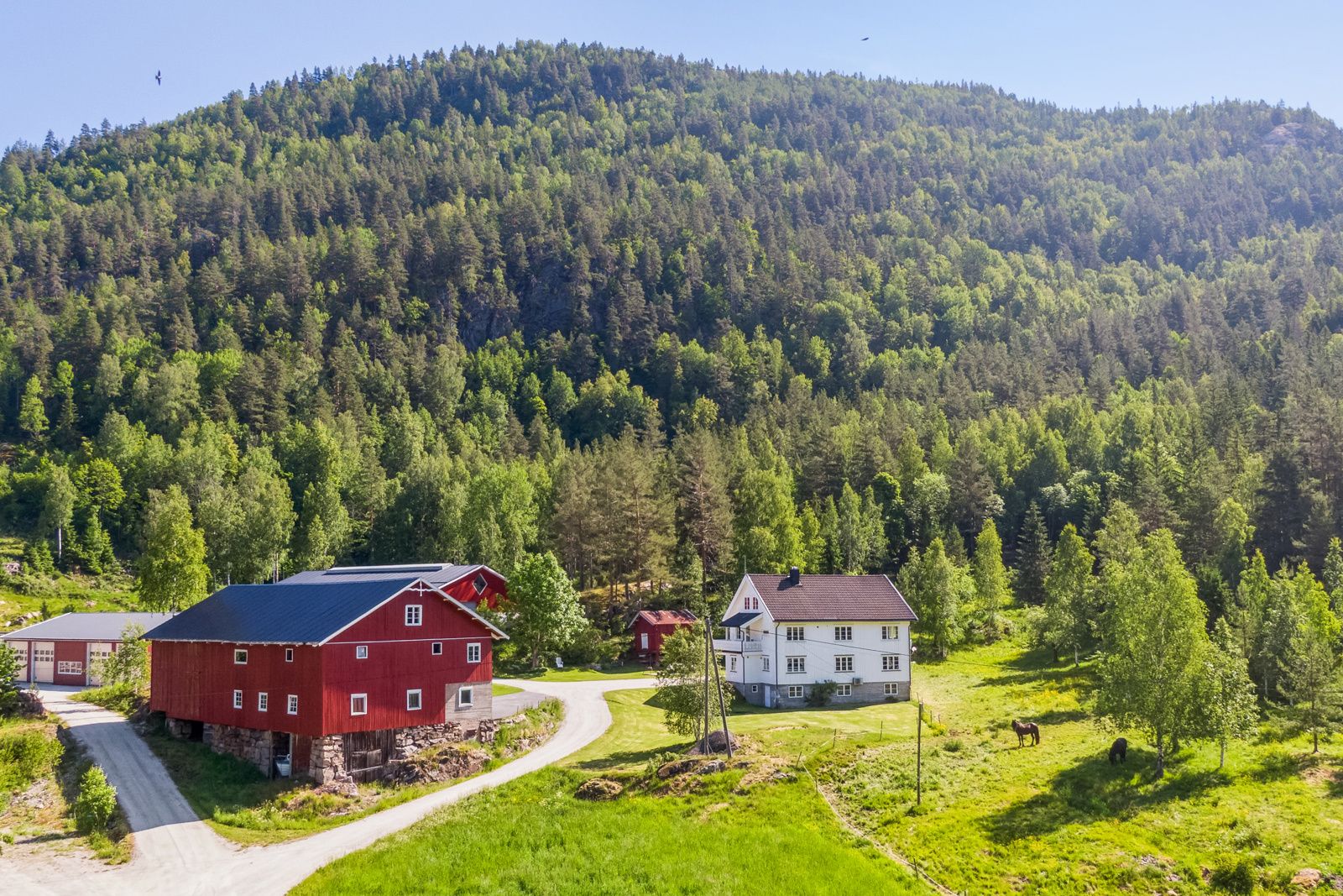 Tunet er romslig og velholdt og består bla. av et stort våningshus på 405 kvm, en eldre driftsbygning, vognskjul, stabbur mm.m