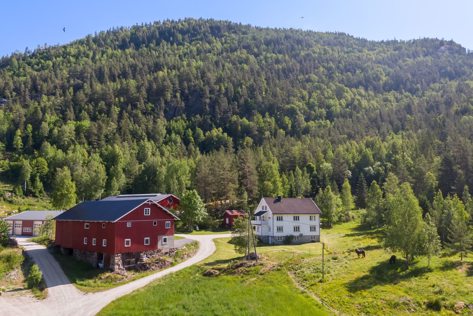 Eiendommen ligger i Tørdal ca. 25 km fra kommunesenter Bø. Det er 5,5 km til Tørdal skole og barnehage