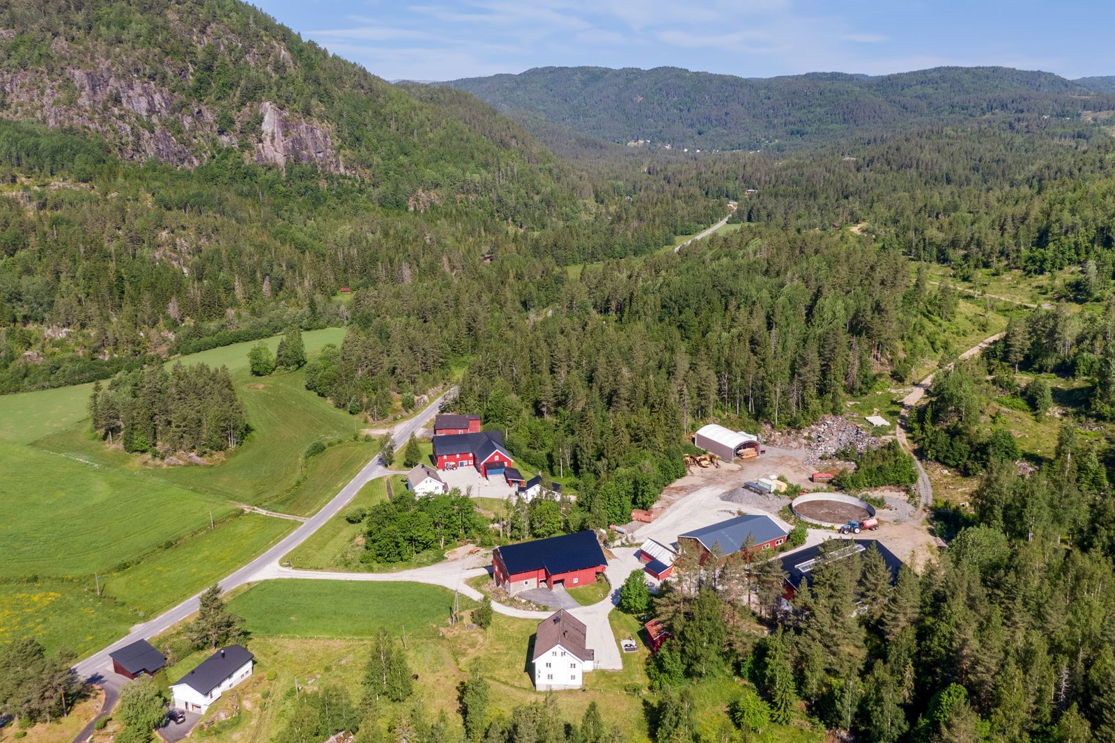 Eiendommen er på totalt ca. 2.455 dekar hvorav 50 daa dyrka mark, 75 daa beite og 900 daa produktiv skog. Resten av arealet er bebygd, annet markslag eller vernet
