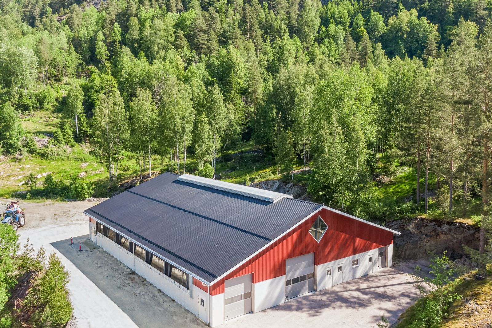 Fjøset er tilpasset for ammekyr med plass til 48 mordyr. Bygget er innredet med smittesluser, toalettrom og kontorrom
