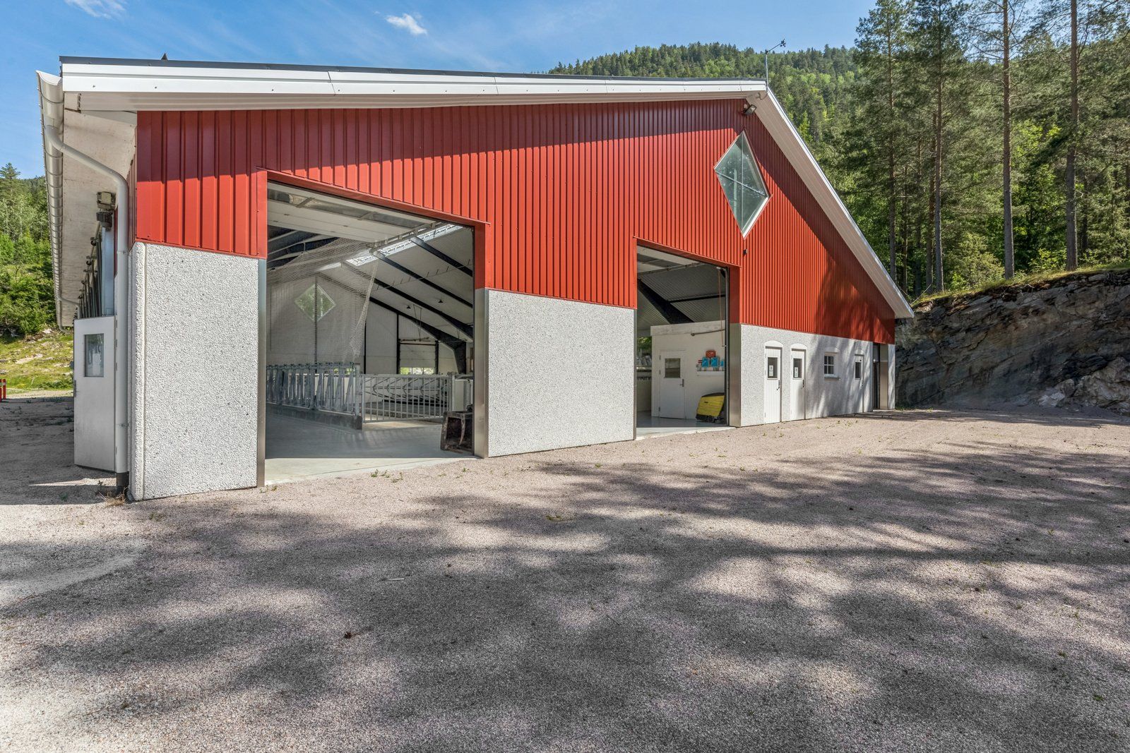 Det er montert 5 stk elektriske isolerte heveporter i gavlvegg for dyre-håndtering og fòr-håndtering