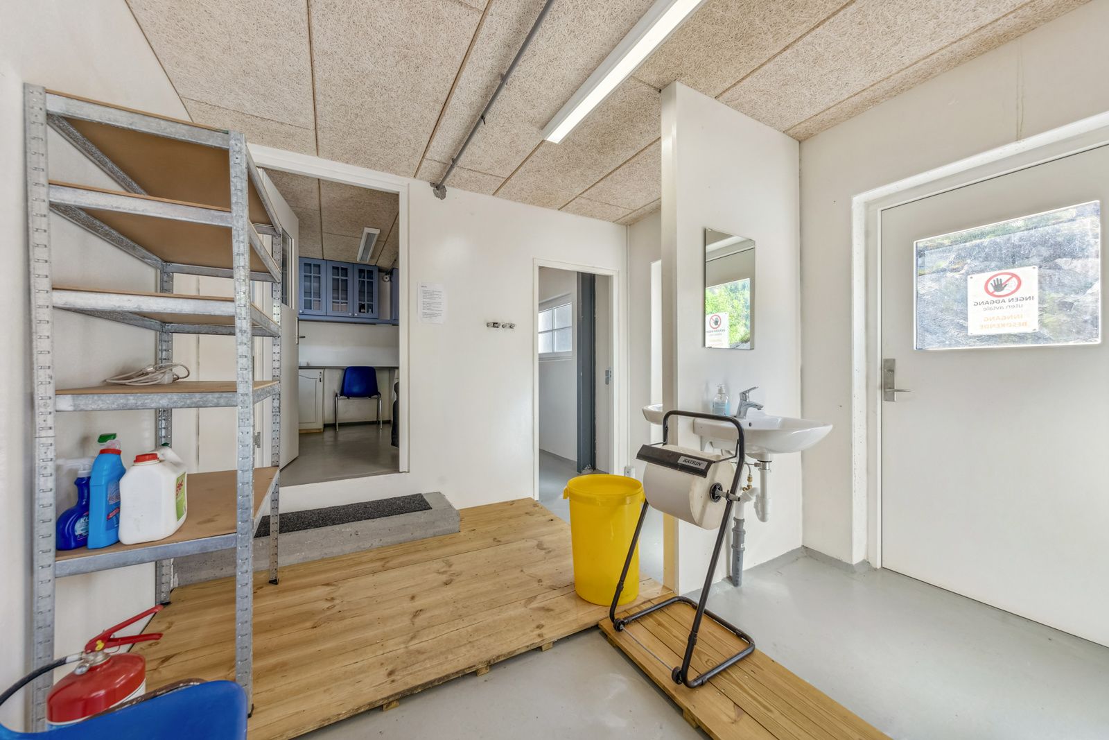 Kontor og toalettrom med opplegg for vaskemaskin