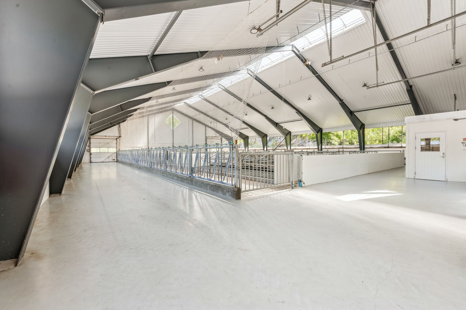 Fjøset fremstår næmest som nytt hvor produksjonen raskt kan startes opp. Det er montert belysning i himling samt et moderne ventilasjonsanlegg med luftespalte i gavl