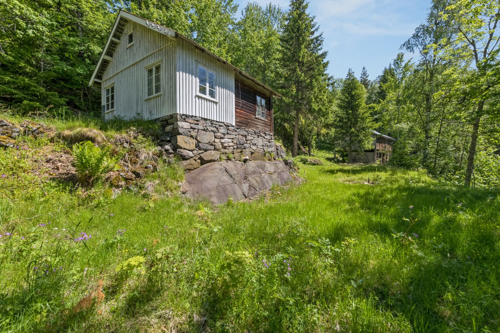 Husmannsplasser Rue består av et eldre hus, eldre fjøs og vedskjul