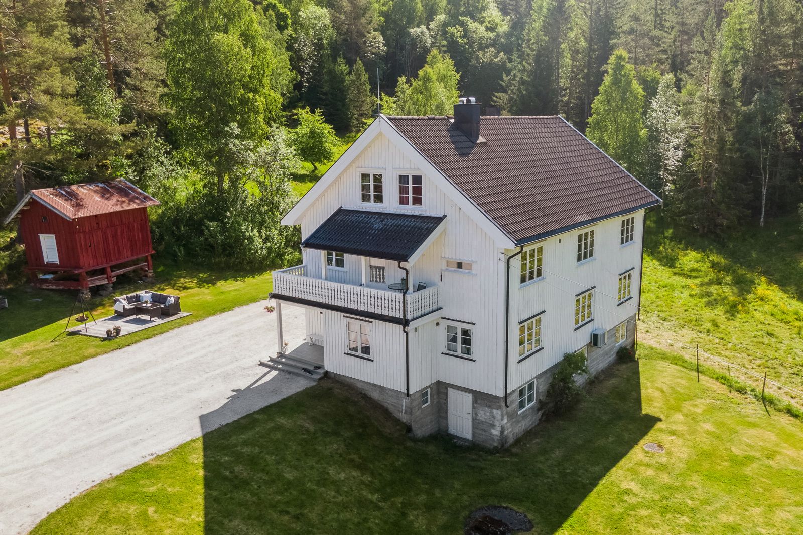 Våningshuset er romslig og går over 3 plan pluss romslig kjeller. Huset er innredet med leilighet i 2. etasje for utleiemulighet