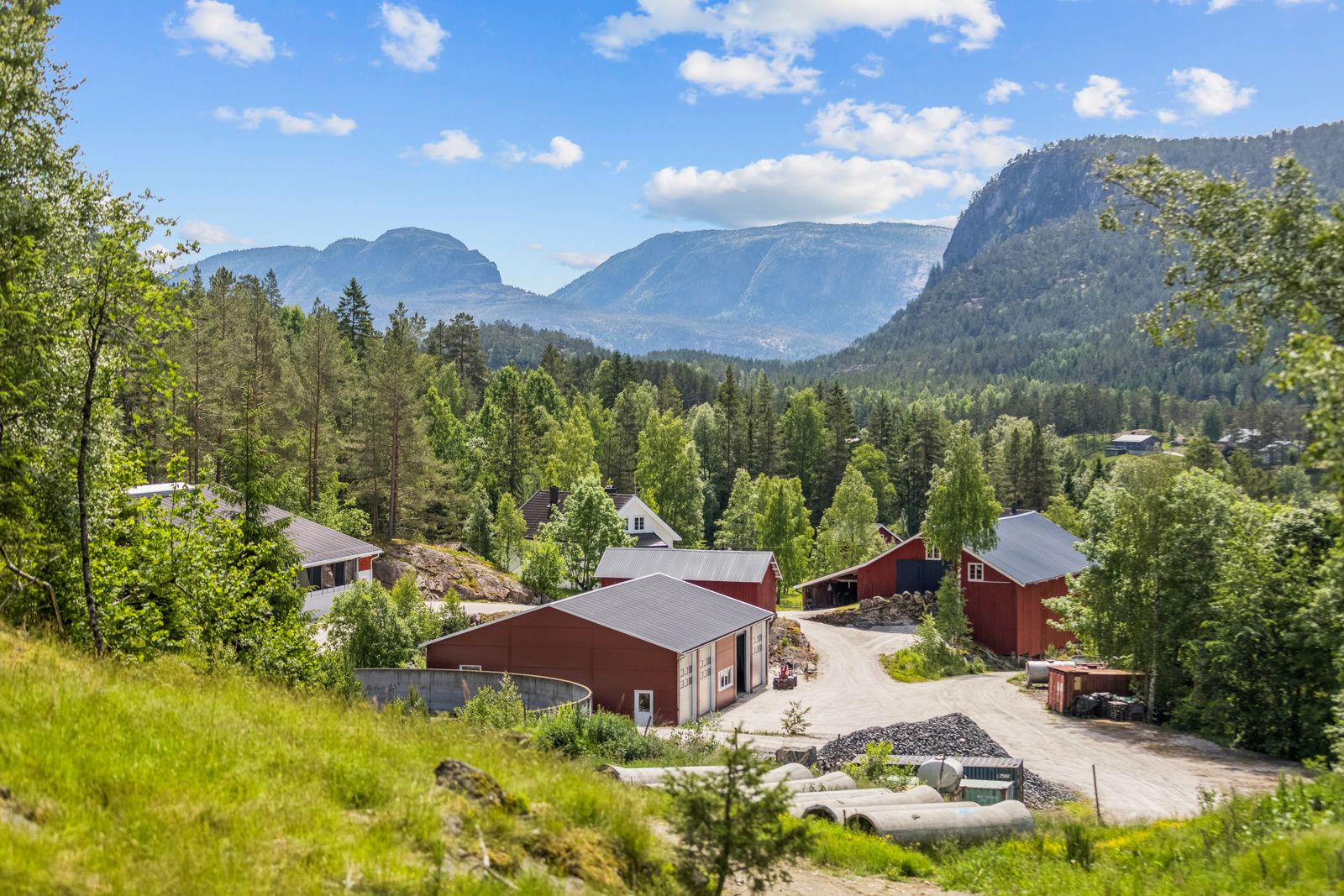 Det er god plass til oppstilling av gårdsutstyr mm. på gårdsplassen