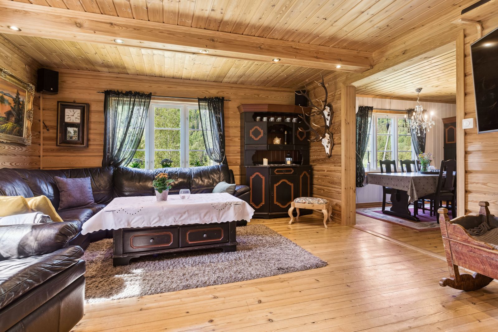 Fra spisestuen går man videre inn i stuen