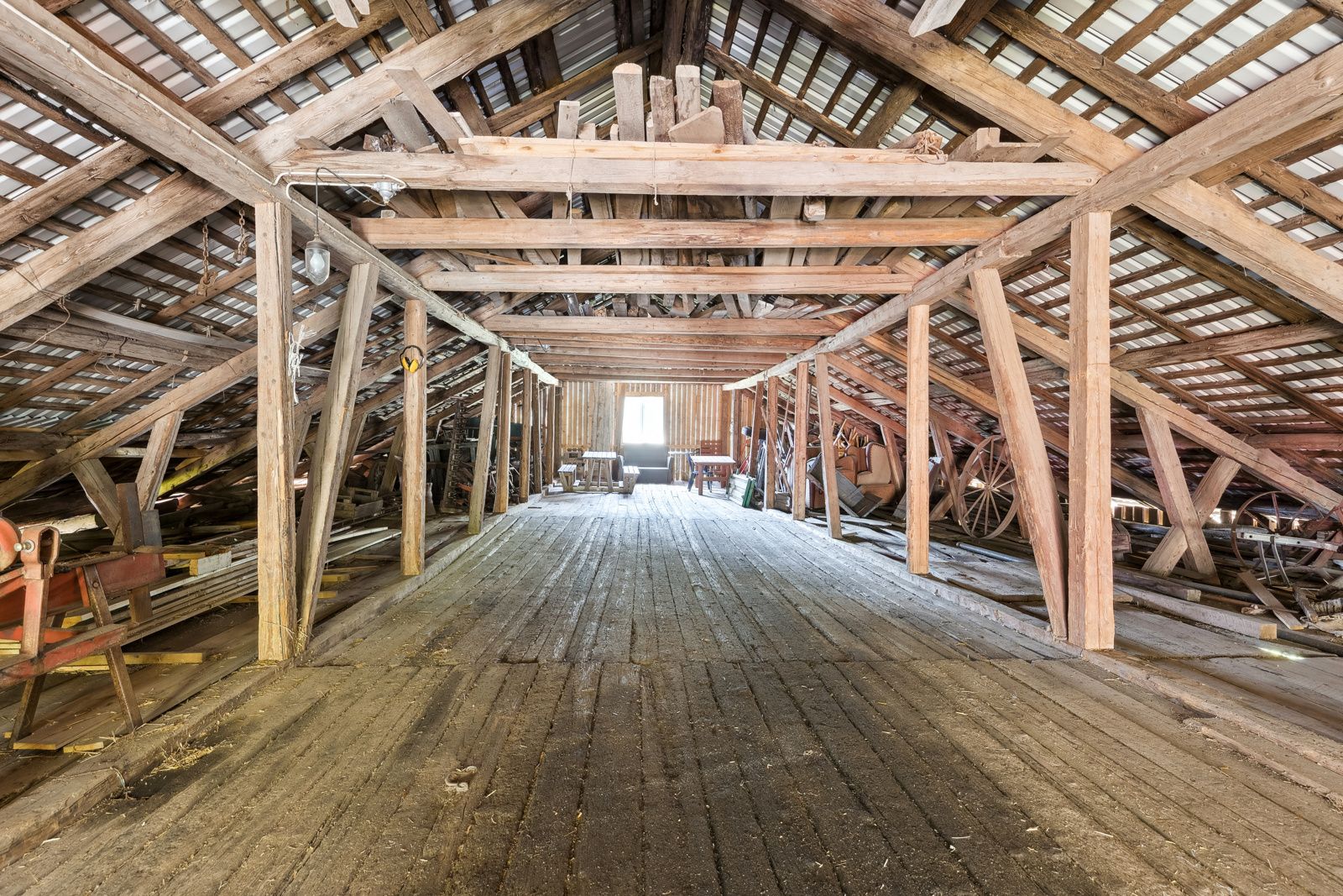 Låvebanen i den gamle driftsbygning har godt med lagringsplass