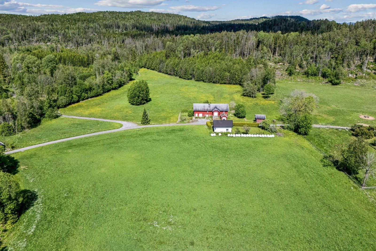 Eiendommen ligger solrikt plassert og består blant annet av 42,4 dekar fulldyrka jord og 58,7 dekar skog.