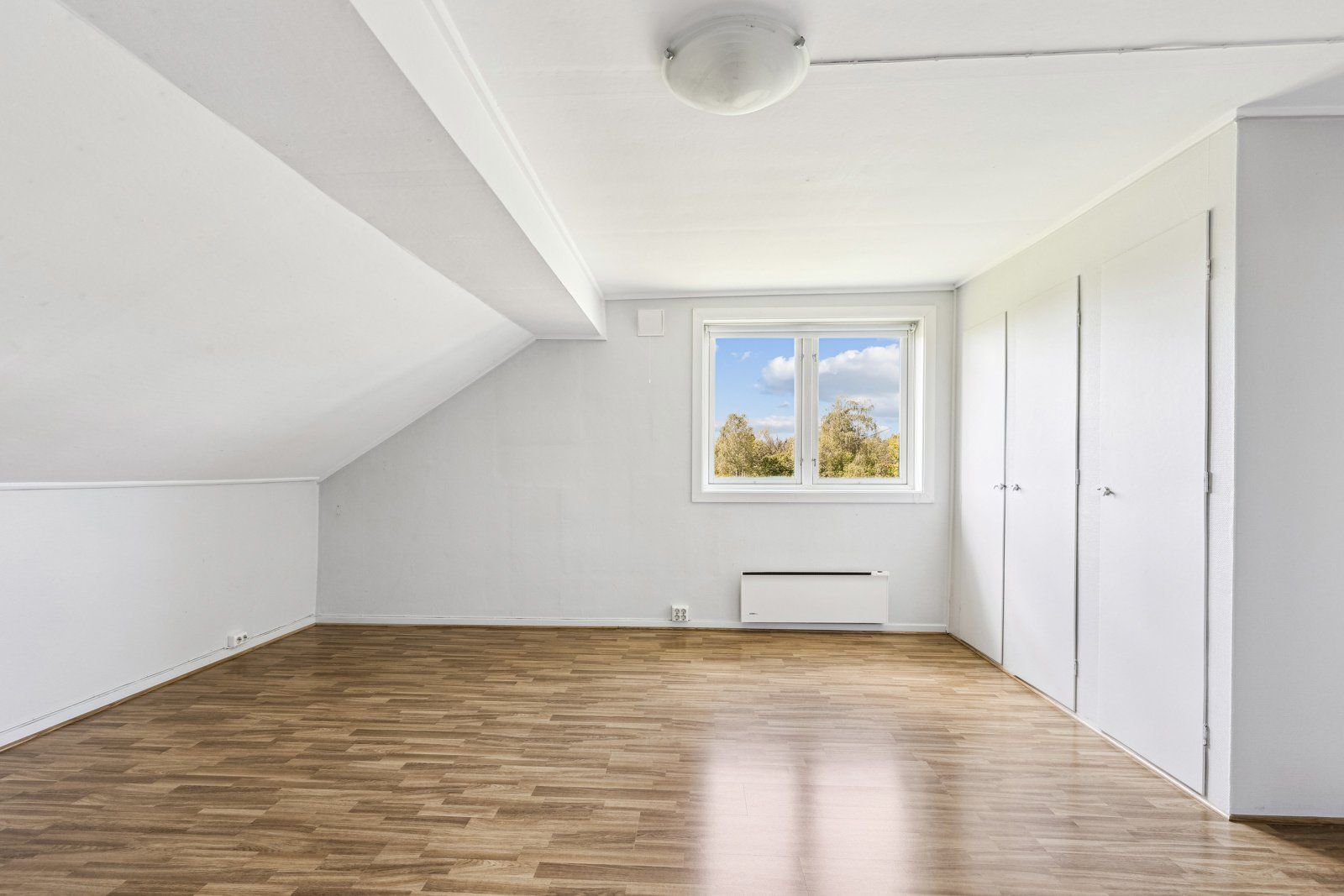 På loftet er det to gode soverom, det ene med plassbygde garderobeskap.