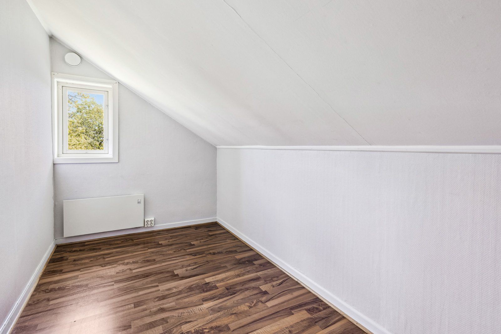 Alkoven på loftet kan benyttes som garderobe, men har også plass til andre løsninger.