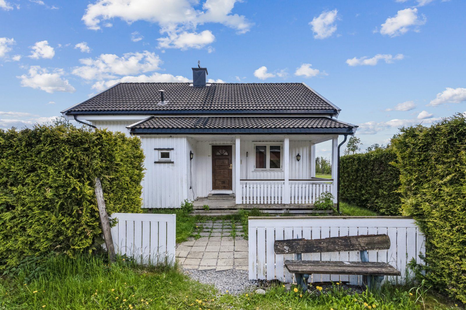 Ved inngangspartiet er det lagt heller, samt etablert en støpt terrasse på ca. 10 kvm med overbygg.