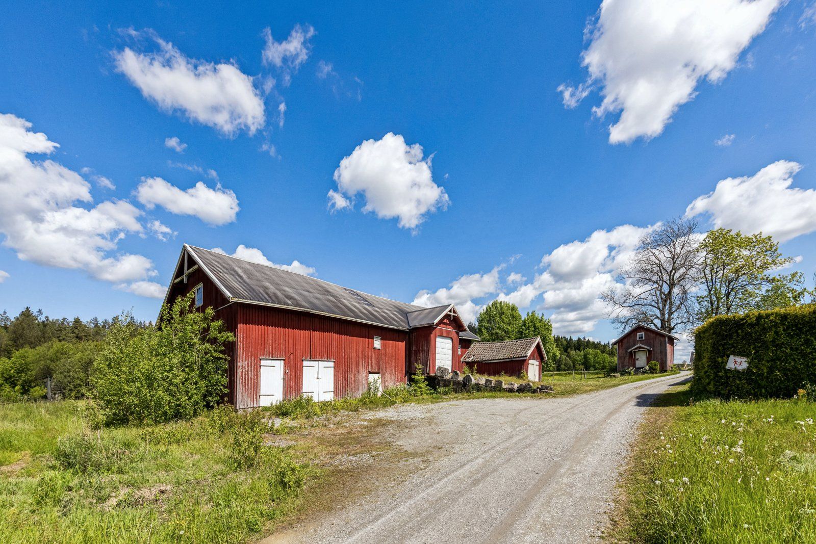 Låven er fra 1800-tallet med tilbygd stall mot vest og en garasje i front. Øverst står et stabbur fra rundt 1885.