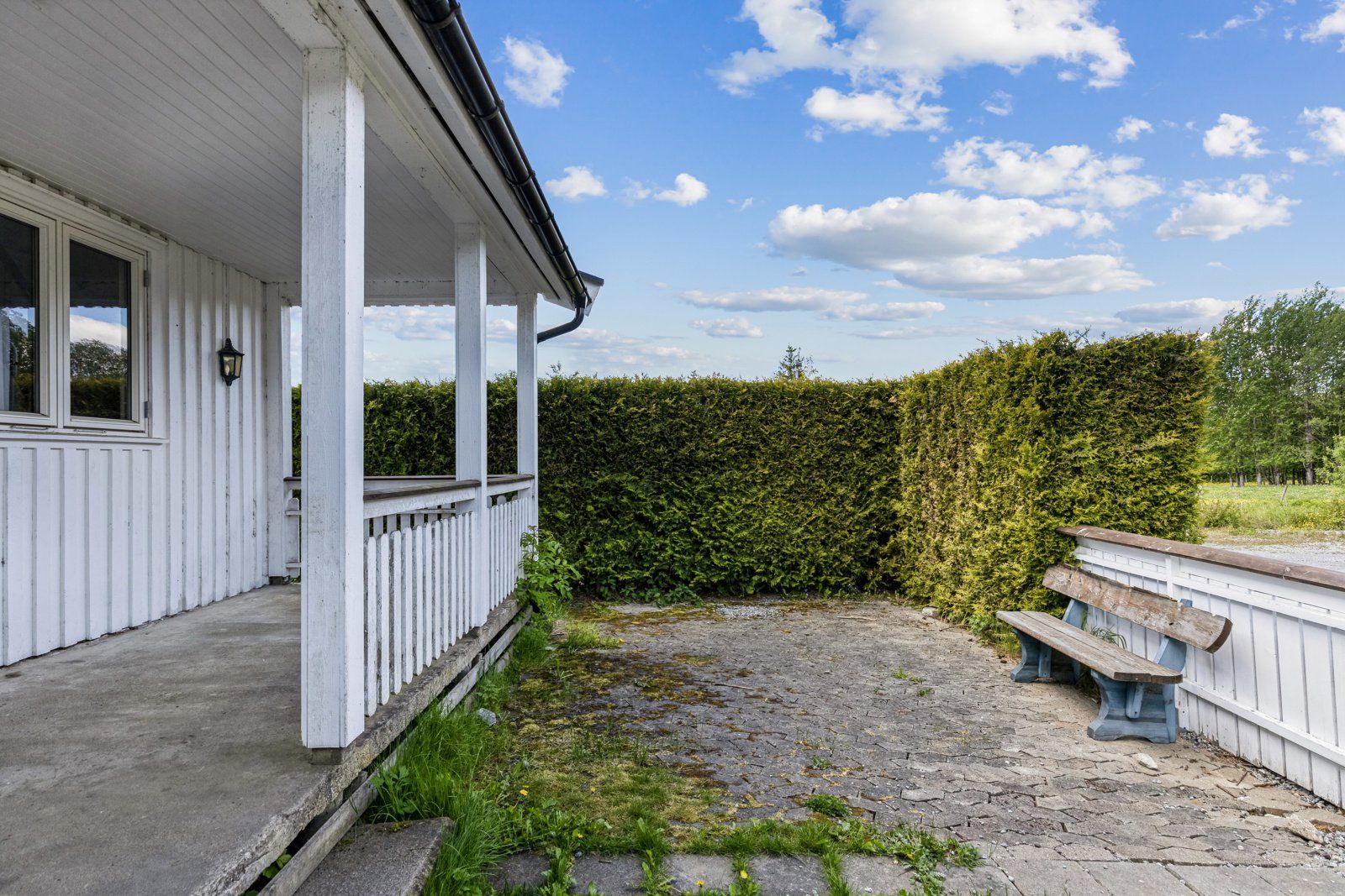 Boligens inngangsparti har en terrasse på ca. 10 kvm og steinsatt areal med plass til utemøbler.