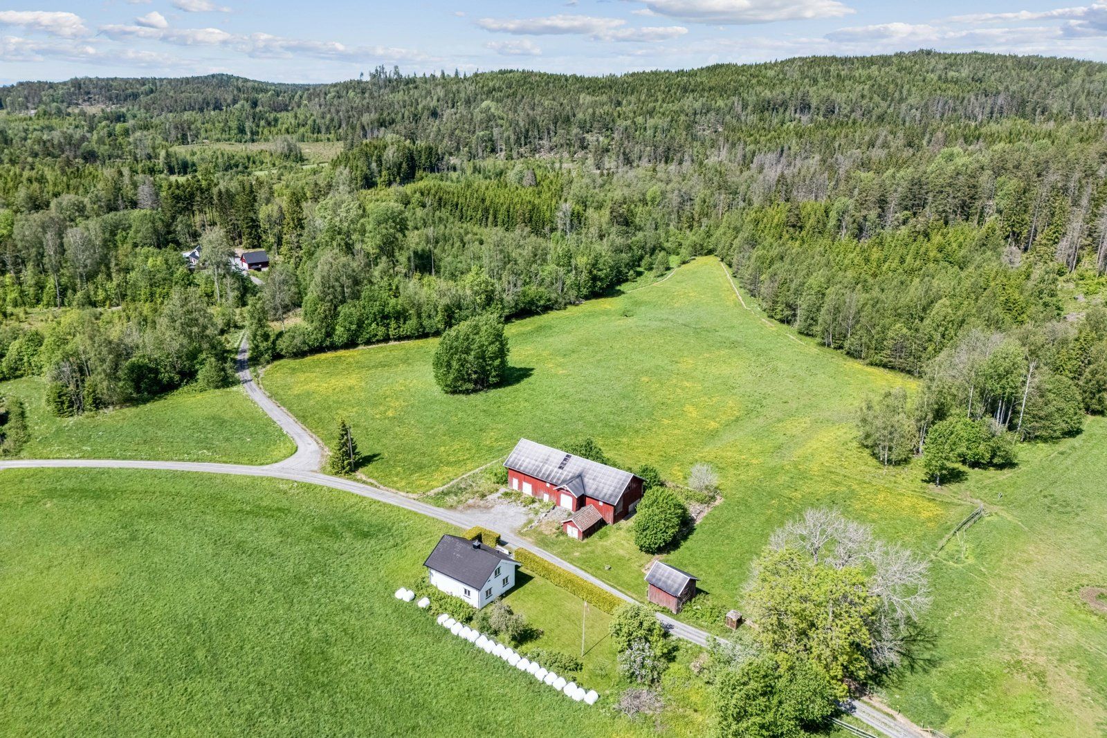 Gårdsbruket har et areal på 133,2 dekar og ligger i et idyllisk område, omkranset av jorder og skog.