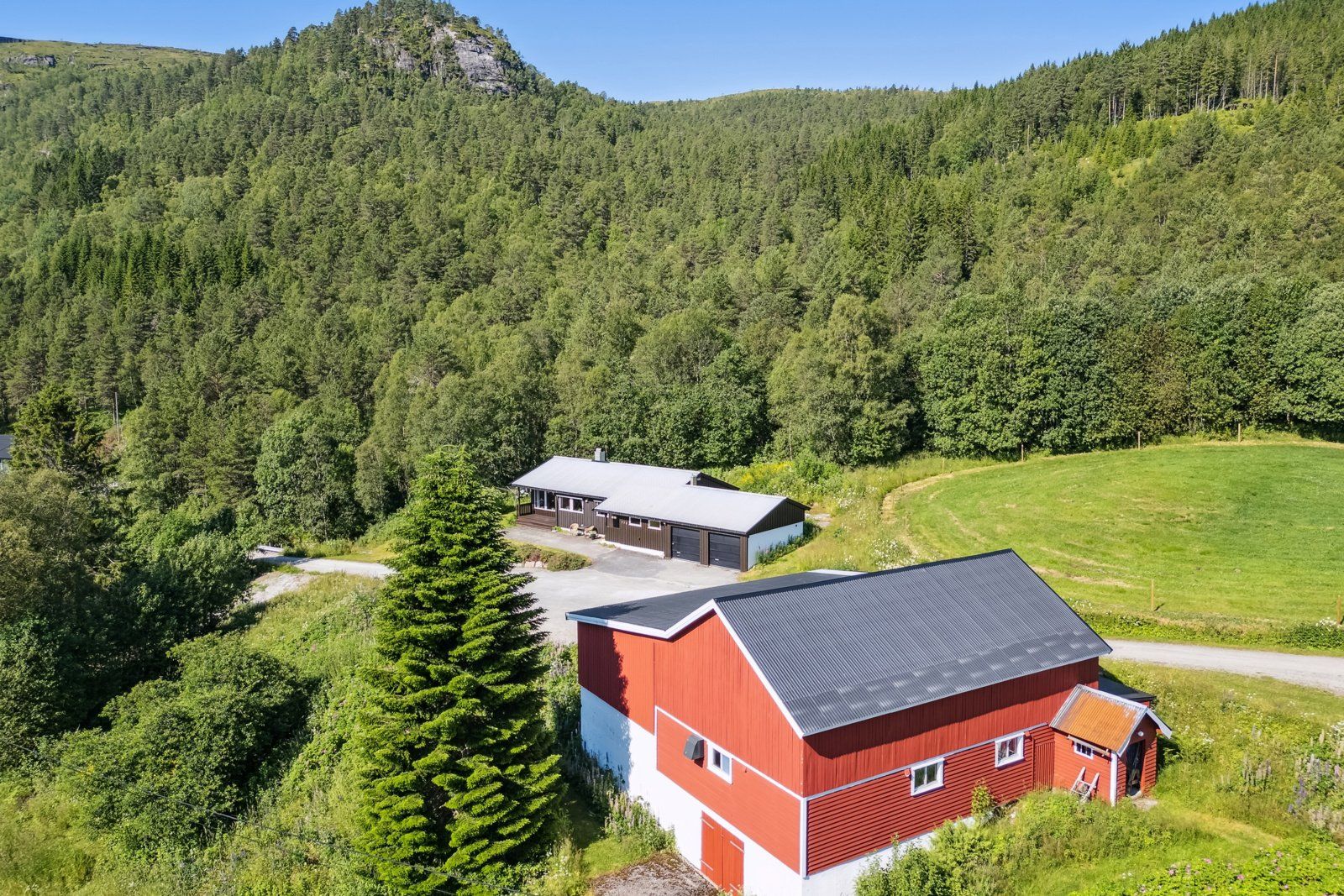 Eiendommen er på totalt ca. 346,5 dekar hvorav 24,8 daa er dyrket og 205,1 daa produktiv skog