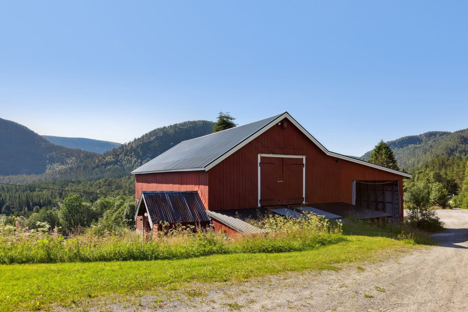 Driftsbygning/fjøs med lagringsplass og snekkerverksted 
