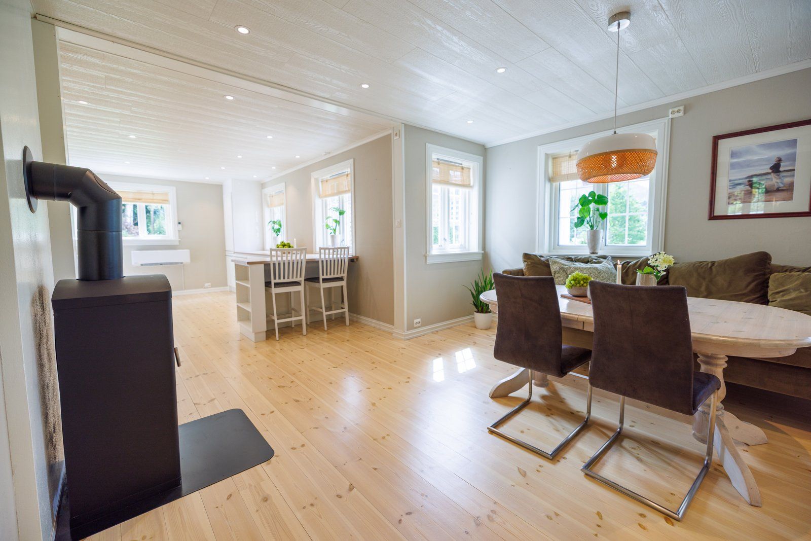 Det er god plass til spiseplass i kjøkken/allrom