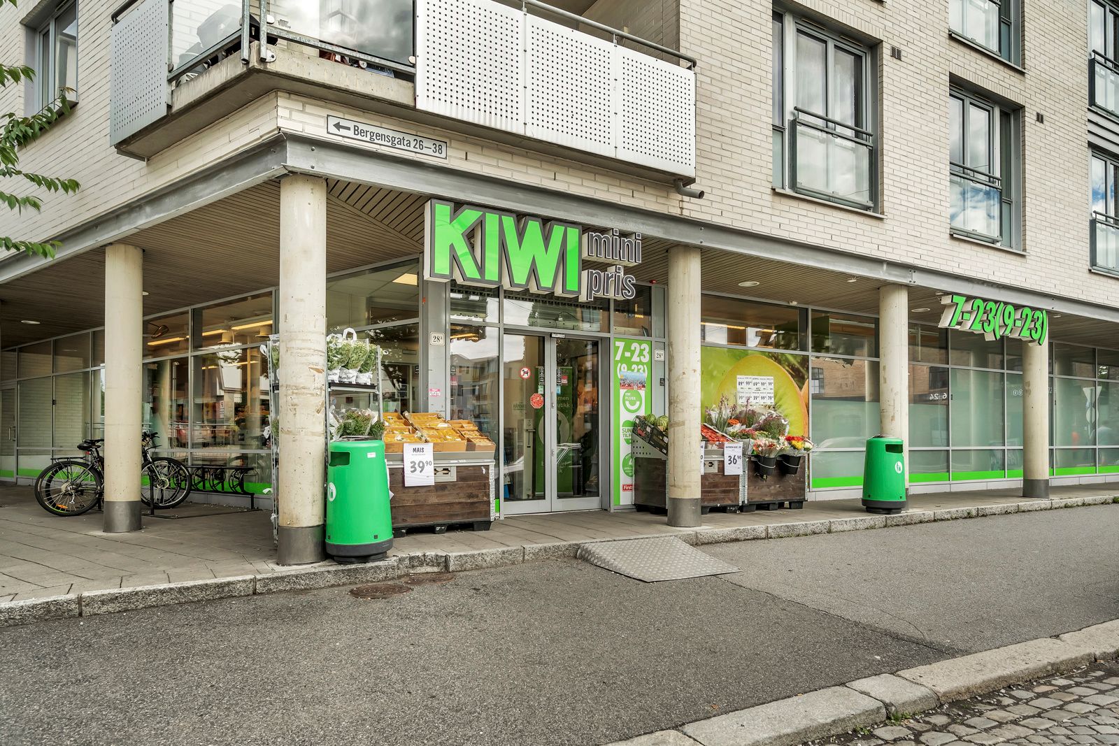 Det er et godt utvalg dagligvarebutikker i nærheten, inkludert kiwi, Rema 1000, Coop Extra og Joker (døgnåpen)