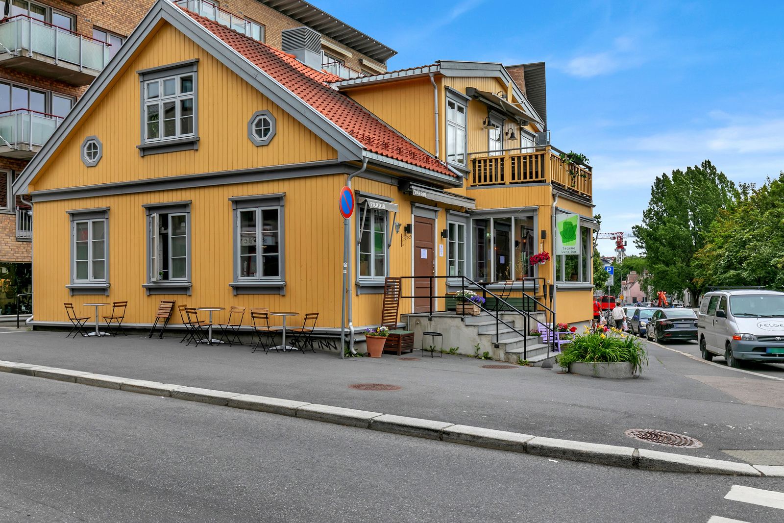 I tillegg finnes det flere apotek, bakerier, treningssentre, hyggelige kafeer og spisesteder i gangavstand