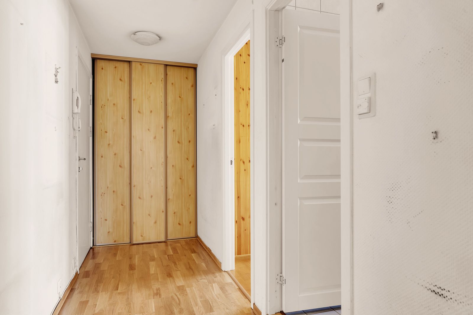 I entréen er det skyvedørsgarderobe hvor yttertøy og sko enkelt kan ryddes bort
