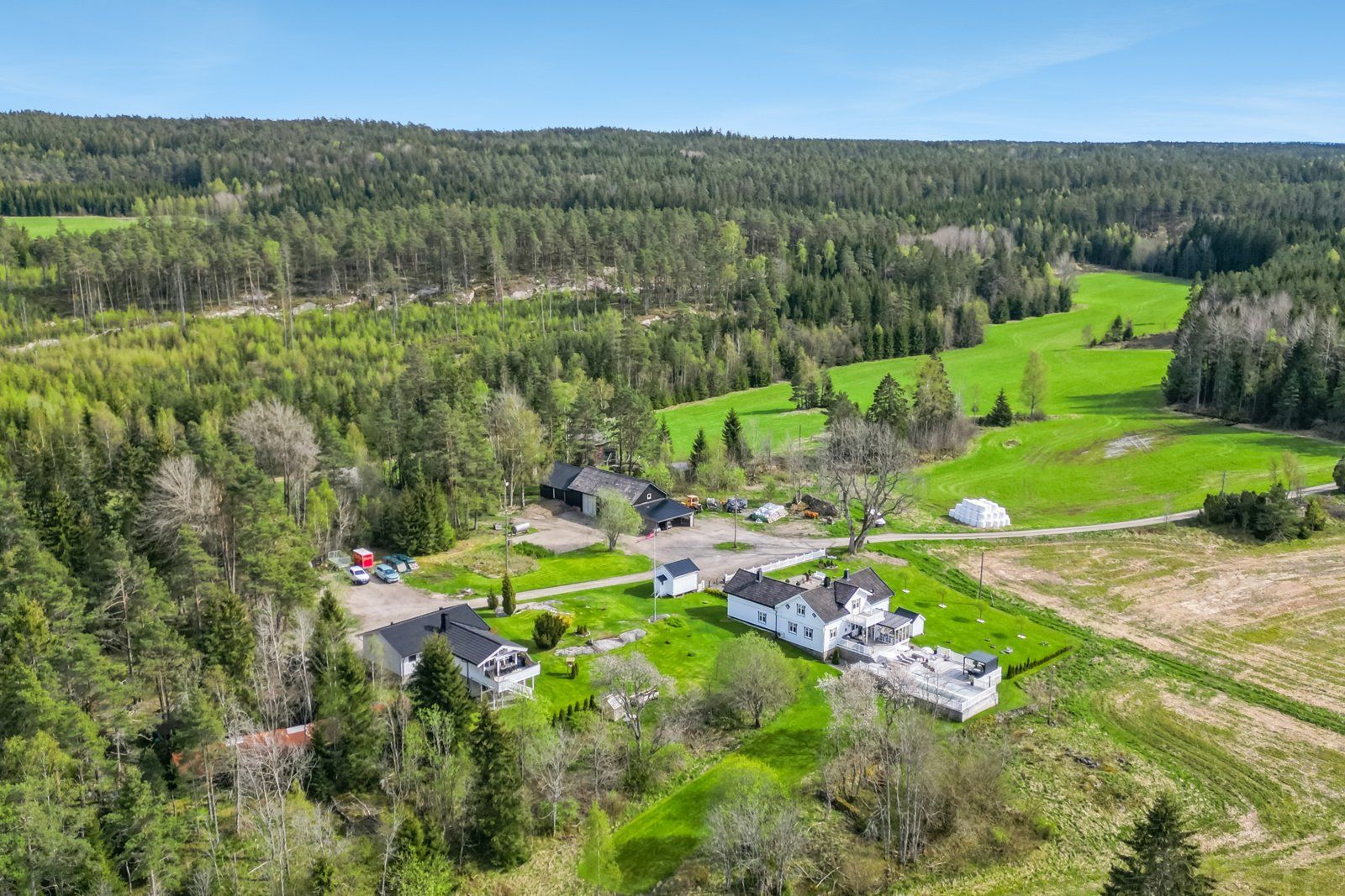 Selv om eiendommen ligger helt usjenert er det kort kjørevei til skole, butikk og påkjøringen til E6 ved Solli.